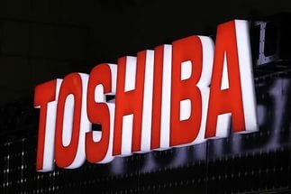 Toshiba закончила первый месяц весны с реорганизации, так как они объявили о реструктуризации своего бизнеса ПК, с более четким разделением между ноутбуками, персональными компьютерами и планшетами. Они стремятся сосредоточиться на Tecra и Portege брендах для бизнес-пользователей и гаджеты будут идти под торговыми марками DynaPad и Portege. Компания решила прекратить продажу компьютеров за пределами Японии и сосредоточиться на корпоративных и бизнес-компьютерах. Сегмент PC был уменьшен на 1300 сотрудников и несколько сайтов были закрыты. Компания будет предоставлять высокопроизводительные ноутбуки под брендом Tecra, в то время как Ультратонкие ноутбуки и планшеты будут продаваться под брендом Portege и будут носить имена Portege и DynaPad. Стоит отметить, что и цены будут соответствующие. Тем не менее, им будет трудно конкурировать с лучшими продуктами Lenovo, на том же рынке.